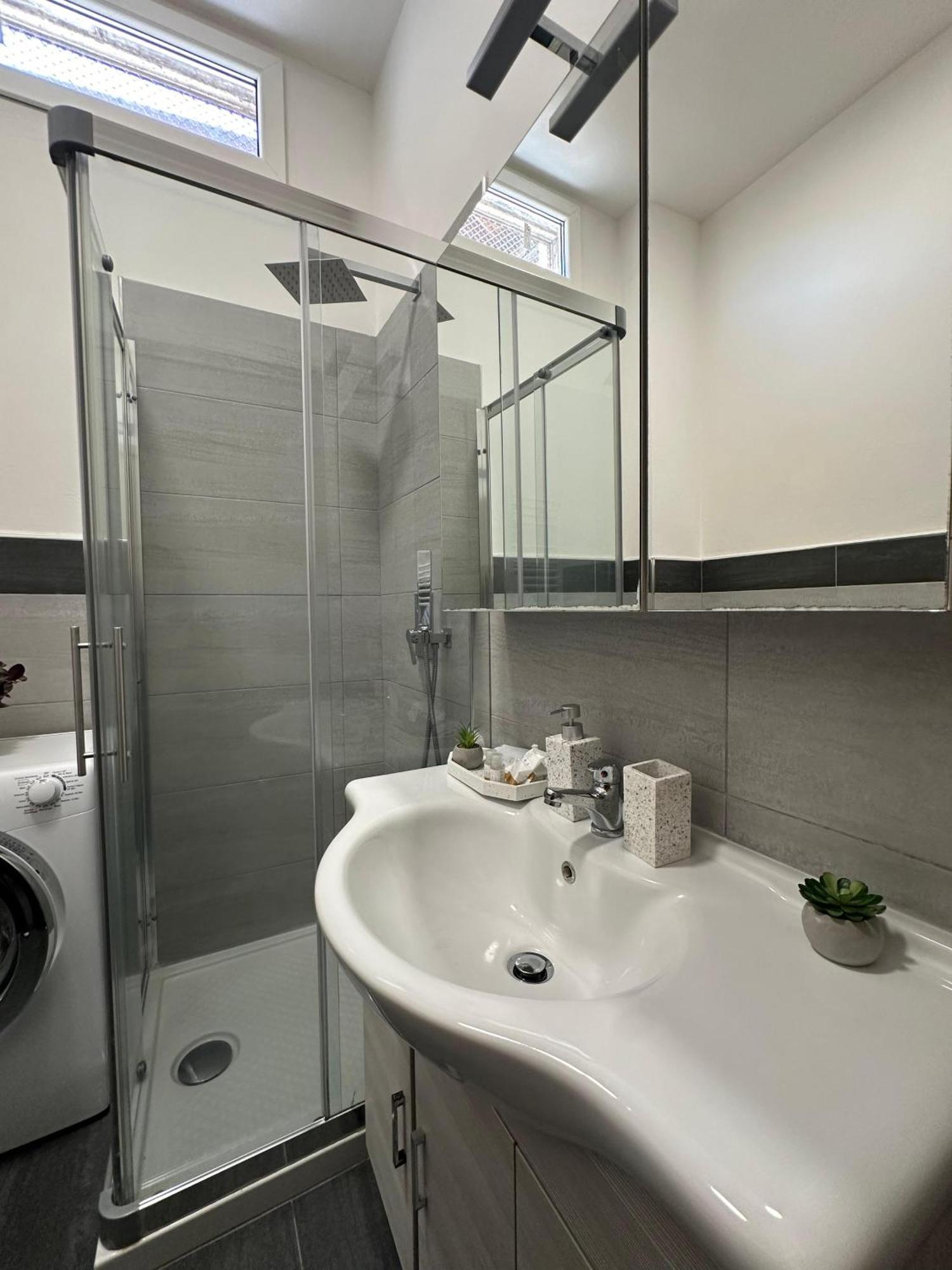 Apartment Jessy Baveno Bagian luar foto